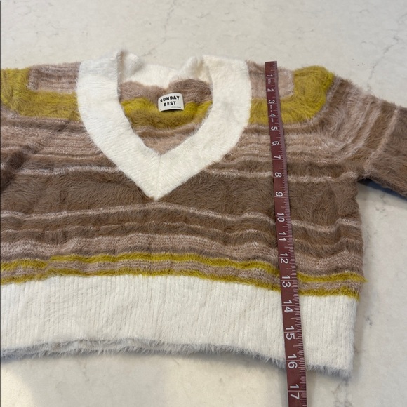 Aritzia Sunday Best Kitten V-Neck Sweater in Tan Brown Ivory Stripe Size Medium - Picture 5 of 7
